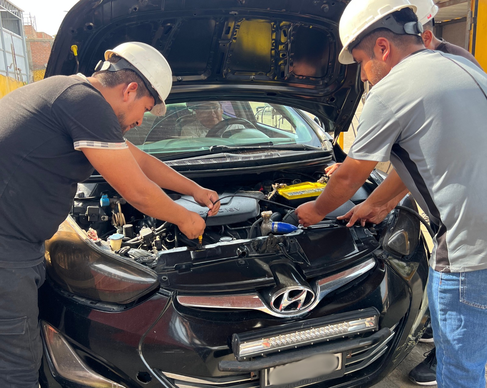 Imagen de un vehículo en revisión técnica vehicular